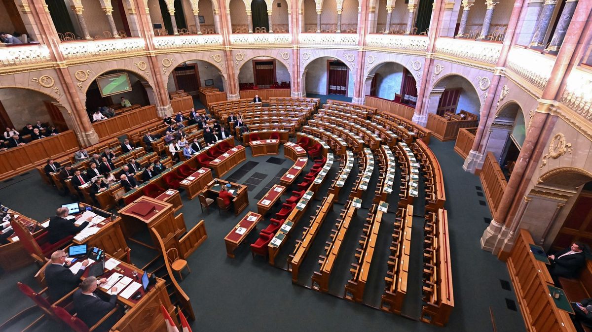 Prázdný parlament. Orbánova strana bojkotuje vstup Švédska do NATO